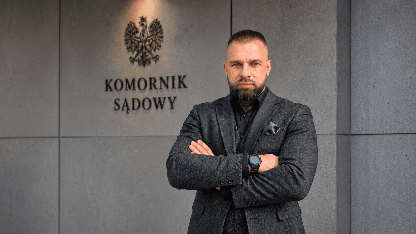 Komornik sądowy przed siedzibą kancelarii