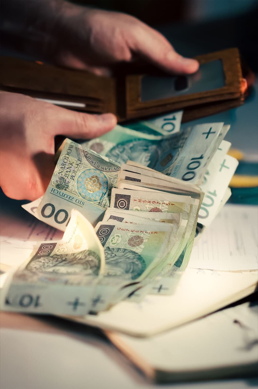 Polskie banknoty symbolizujące wyegzekwowane należności